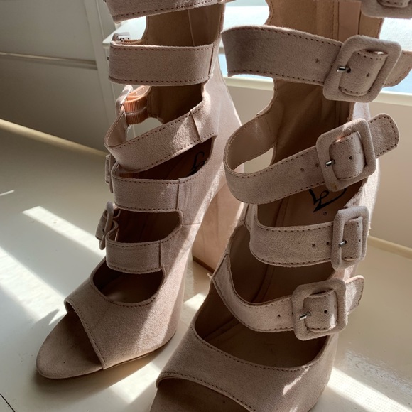 Belt strap suede helled shoes, size 6 - Picture 4 of 8